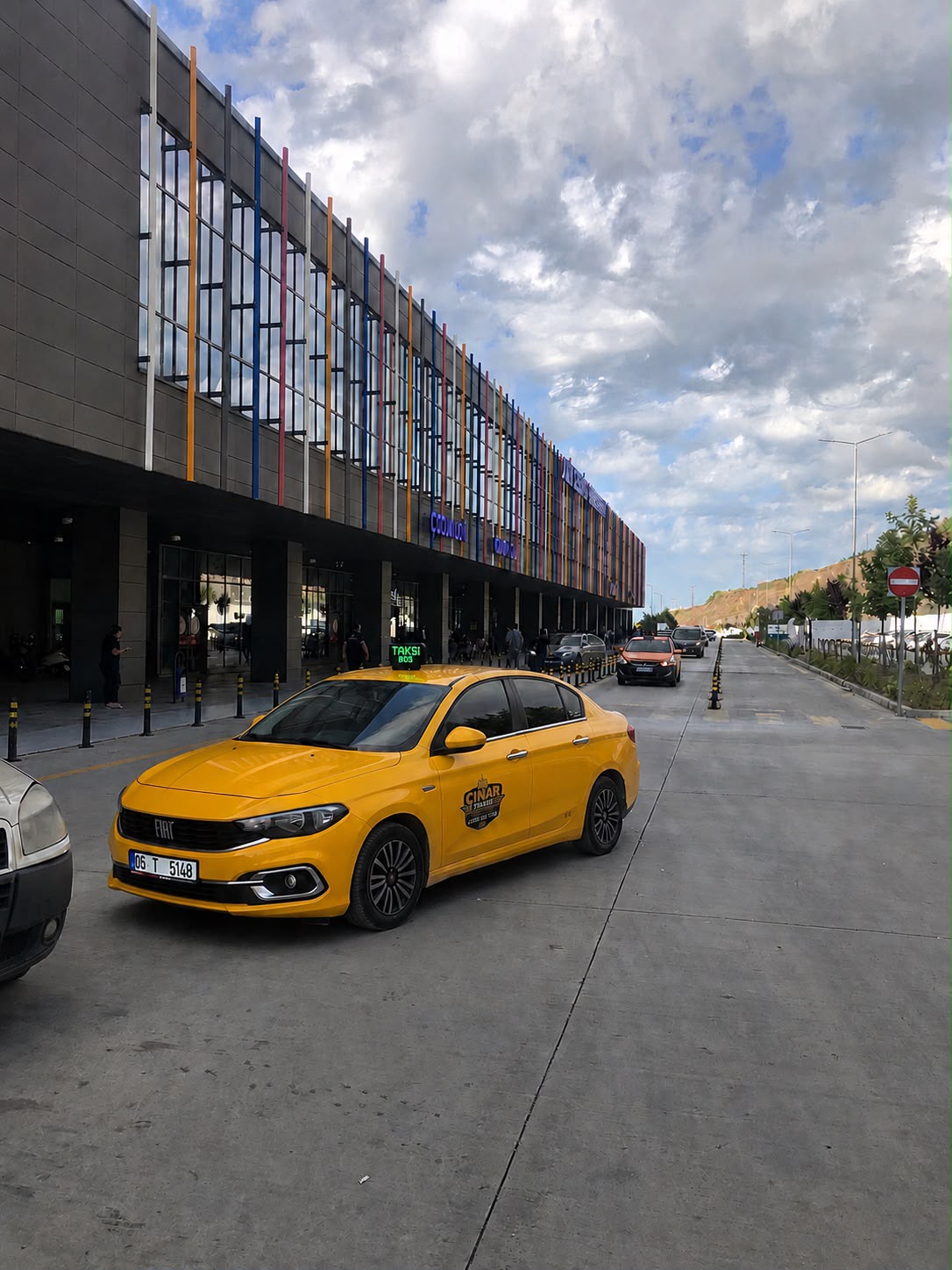 Çınar Taksi AVM önünde